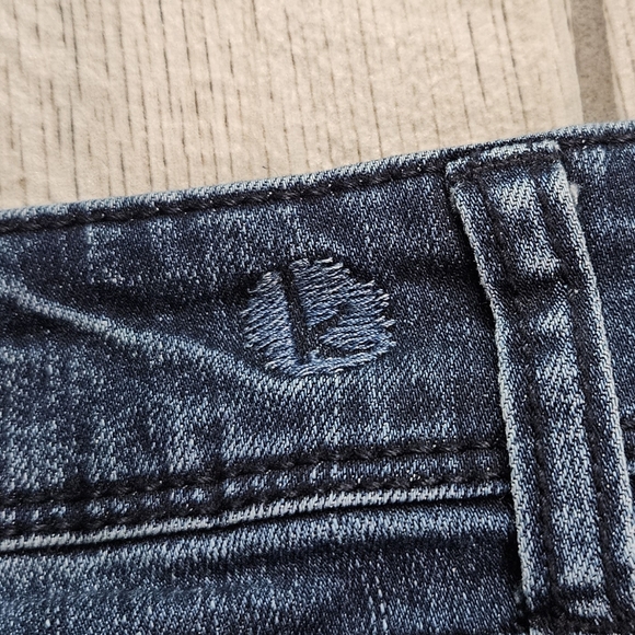 Embroidered Kensie jeans - Picture 6 of 6